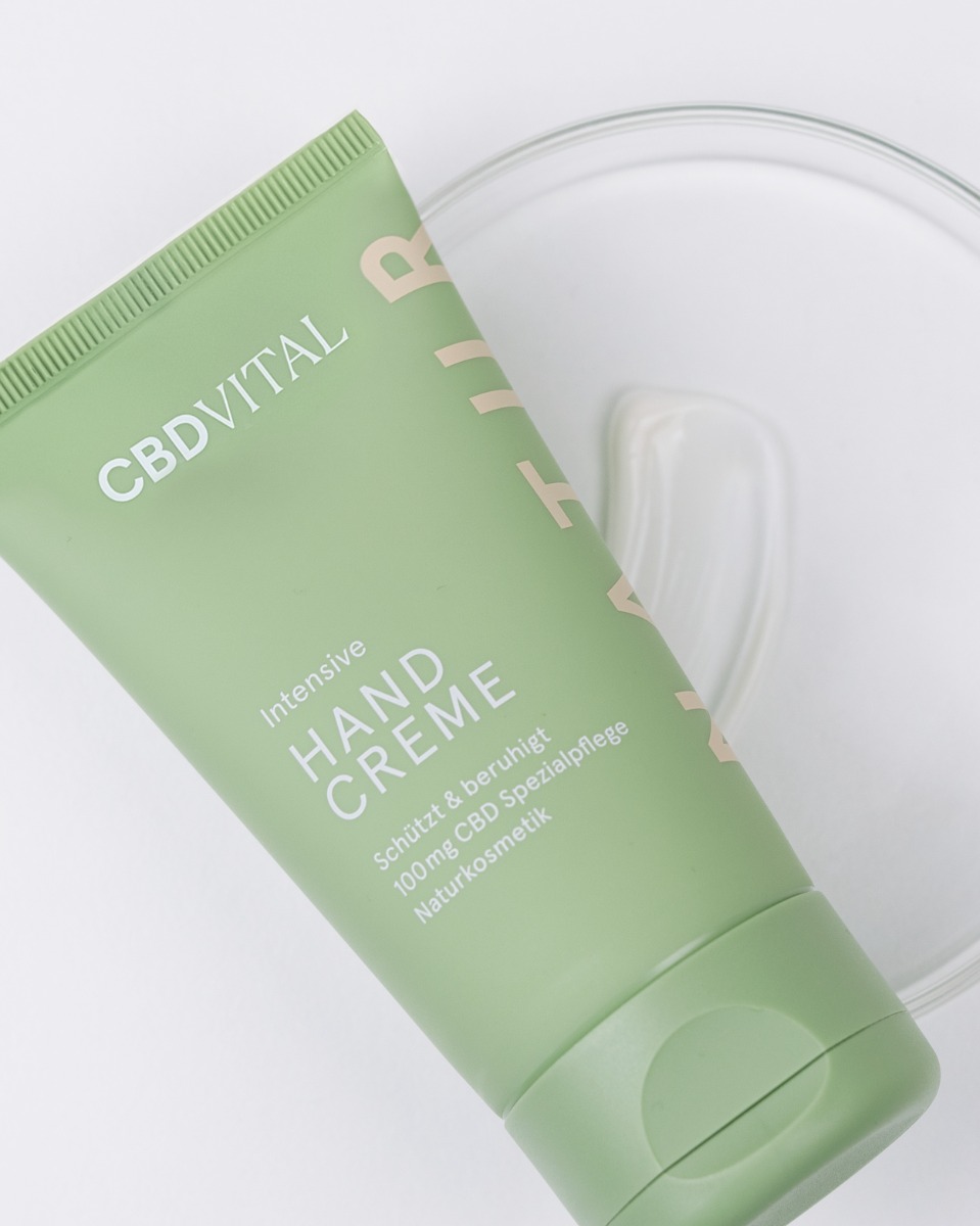 Con CBD e olio di camomilla Con CBD e olio di camomilla