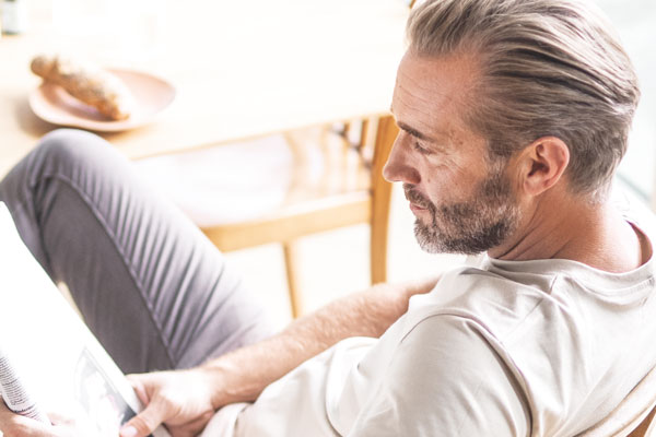 Con foglie di canapa da canapa alimentare in qualità biologica Con foglie di canapa da canapa alimentare in qualità biologica